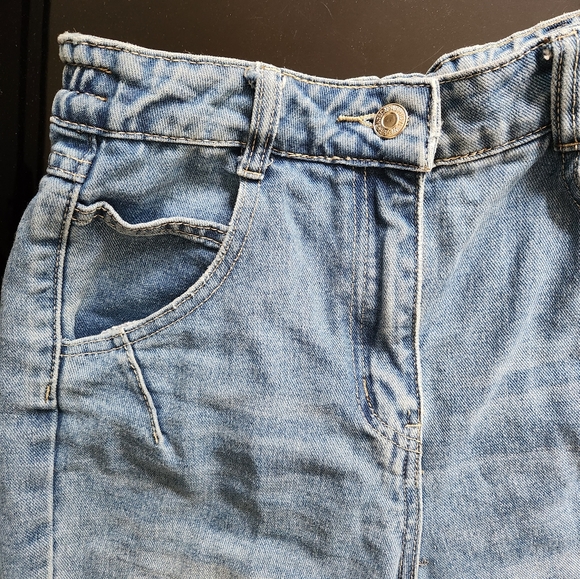 High-Rise Crop Mom Jeans - Picture 5 of 6